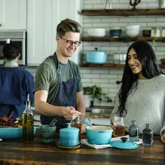 Uma cozinha clara com prateleiras abertas e louça colorida
