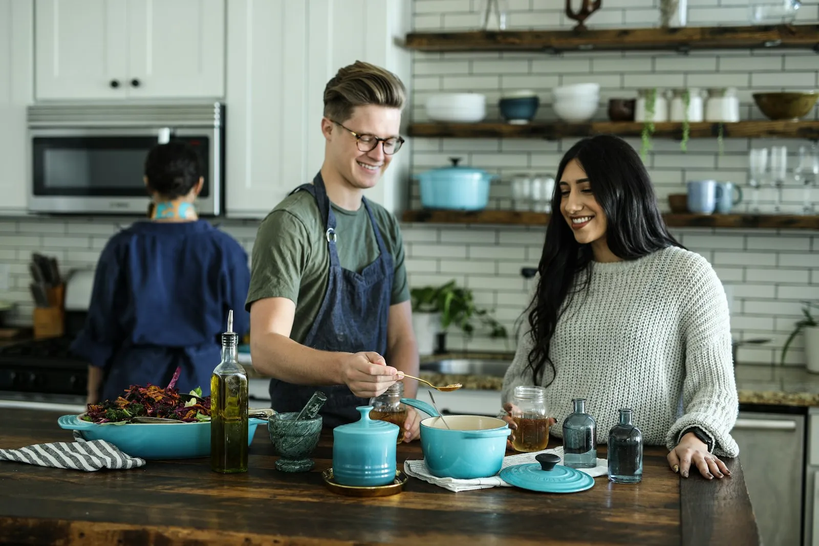 Uma cozinha clara com prateleiras abertas e louça colorida