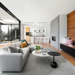 Uma sala ampla com sofá, tapete de lã e mesa de centro
