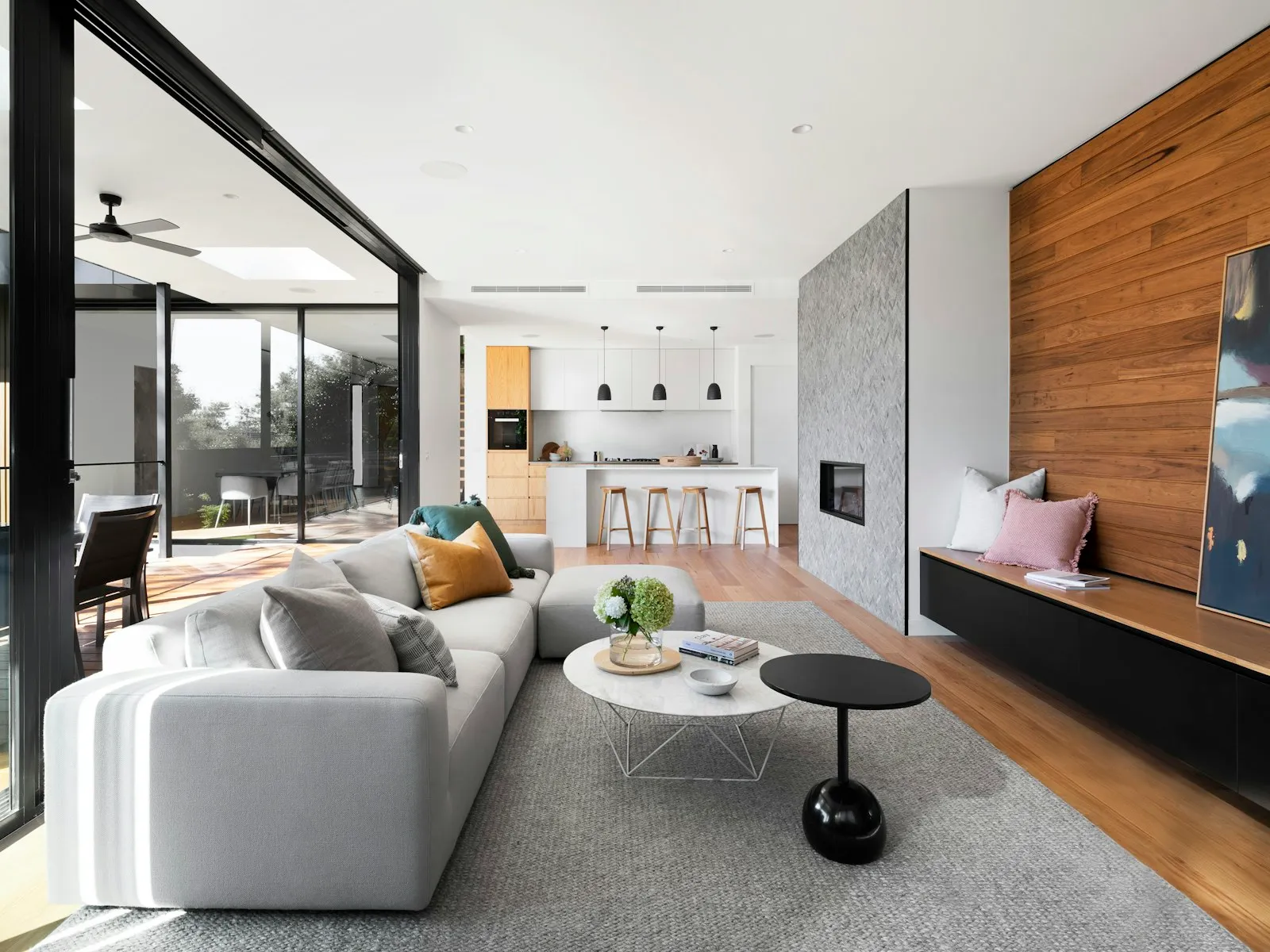 Uma sala ampla com sofá, tapete de lã e mesa de centro